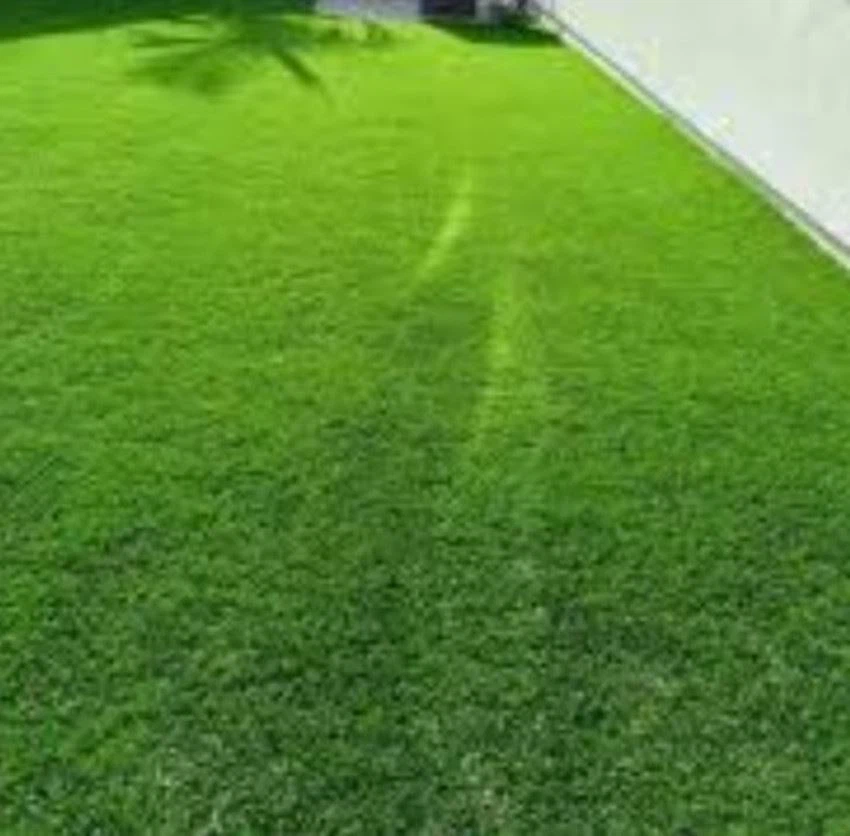 コンクリートの上に人工芝を設置する